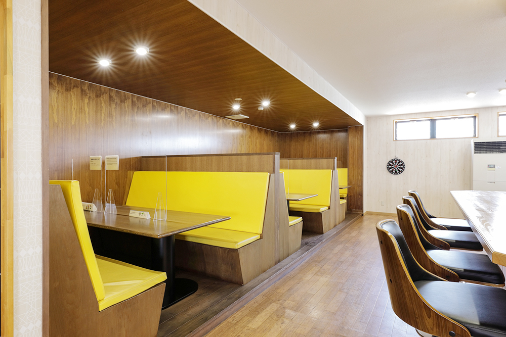 本社食堂：堀こたつやファミレス席を設置して社員が自由気ままに飲食を楽しむ場を提供します。