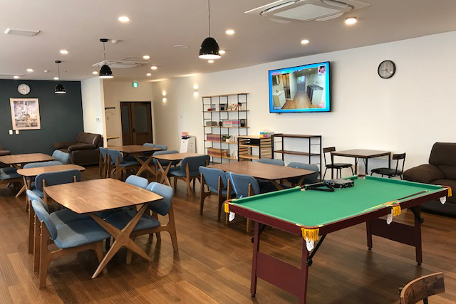 滋賀食堂：リラックス空間として漫画本やビリヤード台を導入して社内で休息と楽しみを提供します。